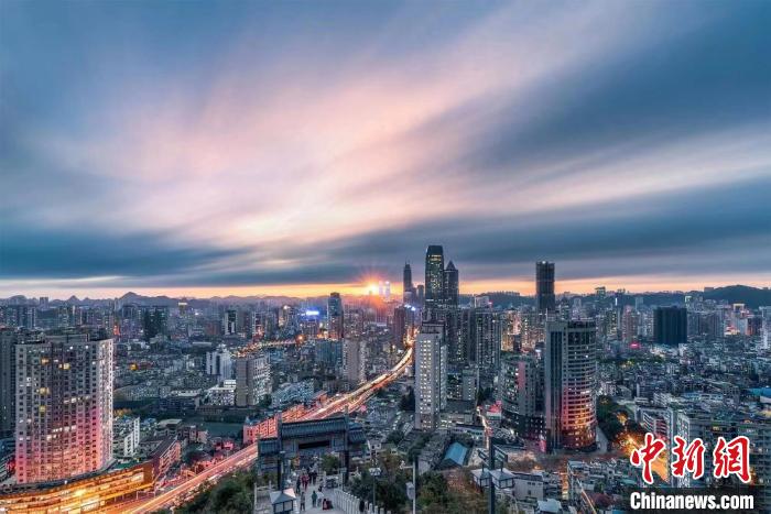 图为从贵阳东山寺看城市夕阳。 张晋铭 摄