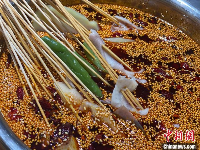 图为明媛熙拍摄的乐山钵钵鸡美食图片。 受访者供图