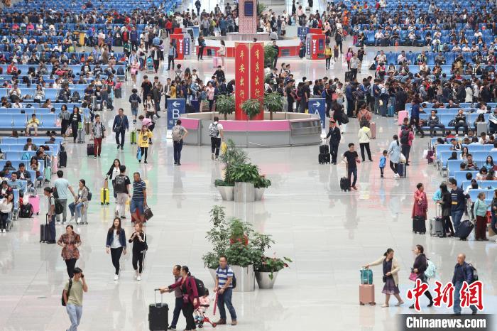 资料图:贵阳北站候车厅。 瞿宏伦 摄