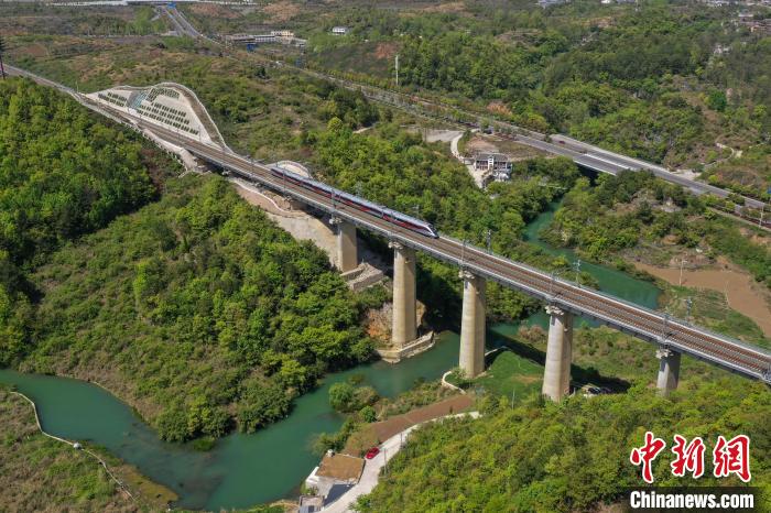 图为行驶在贵州境内的高铁。 瞿宏伦 摄