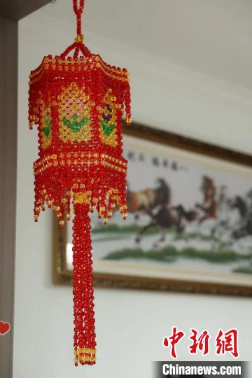 图为李红燕制作的红灯笼。 李晨 摄
