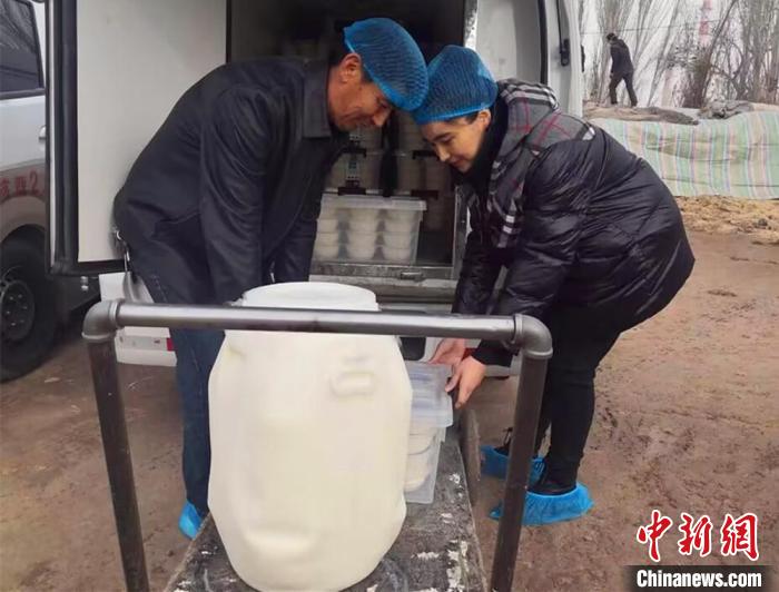 \ 米力姑?它力甫和父亲它力甫?卡尔。 冯佳鑫 摄