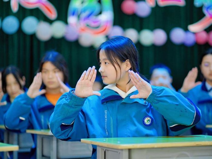 青春展风采双减在行动濉溪县岳集中心学校开展课桌手势舞展示活动