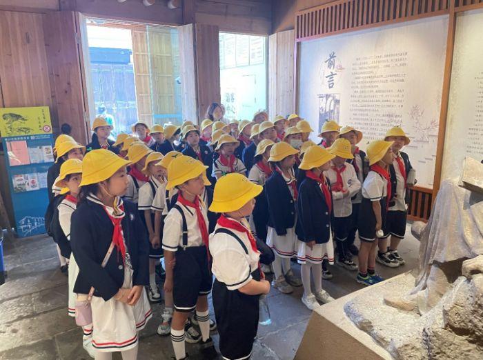 黄山市屯溪现代实验学校学生参观红色教育基地