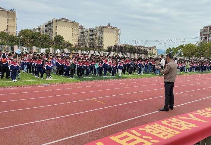 桐城市龙腾小学办学集团校举行防溺水专题教育动员大会暨签名宣誓活动