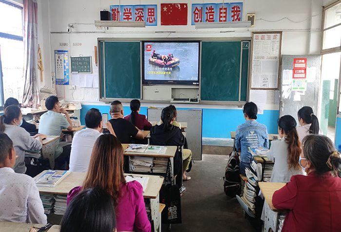 望江县凉泉初中召开防溺水专题家长会