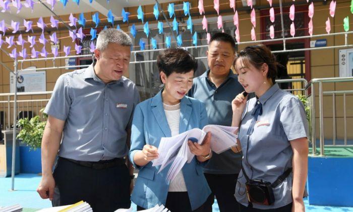 石新亭代表临汾市尧都区委,区政府向关心支持残疾人事业发展的社会