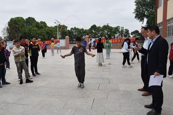 立即原地起跳,時間在秒秒中流逝,跳繩次數在步步增加,他們跳的速度