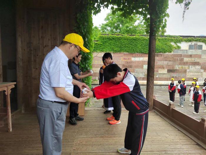 望江县凉泉初中开展爱国主义教育研学旅行活动