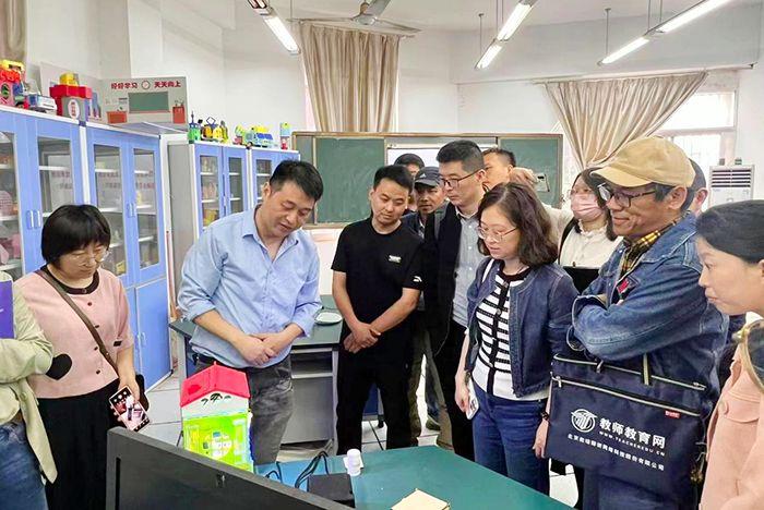 合肥市信息科技专家团队赴庐江实验中学开展送教活动