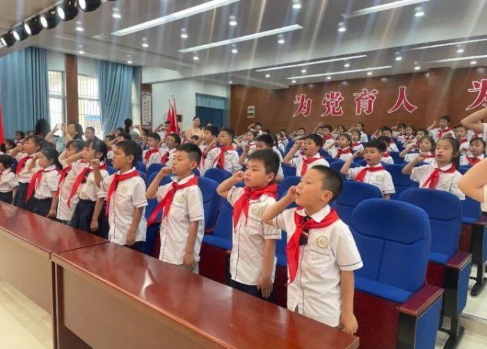 庐江县城北小学文明校区举行一年级少先队入队仪式
