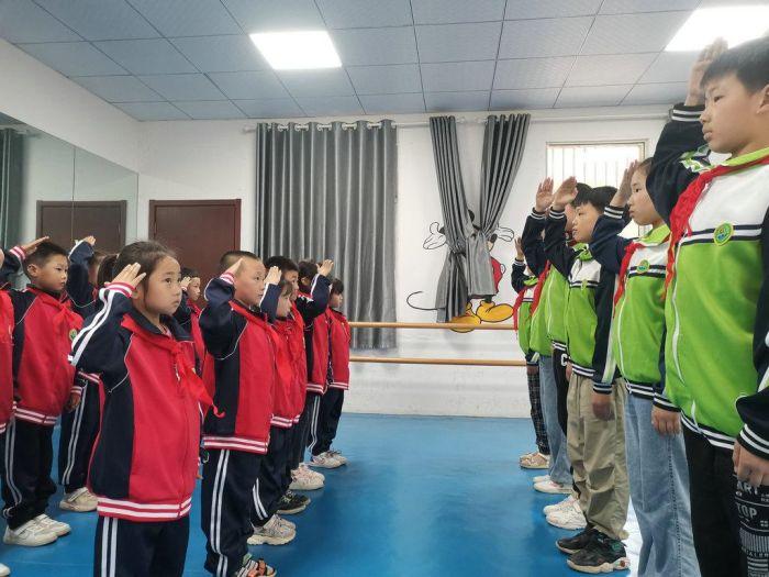 你好红领巾庐江县冶父山镇魏岗学校举行新队员入队仪式活动