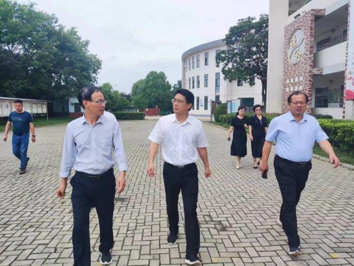 六一慰问寄厚望领导关怀暖童心桐城市领导走访慰问龙腾小学办学集团校