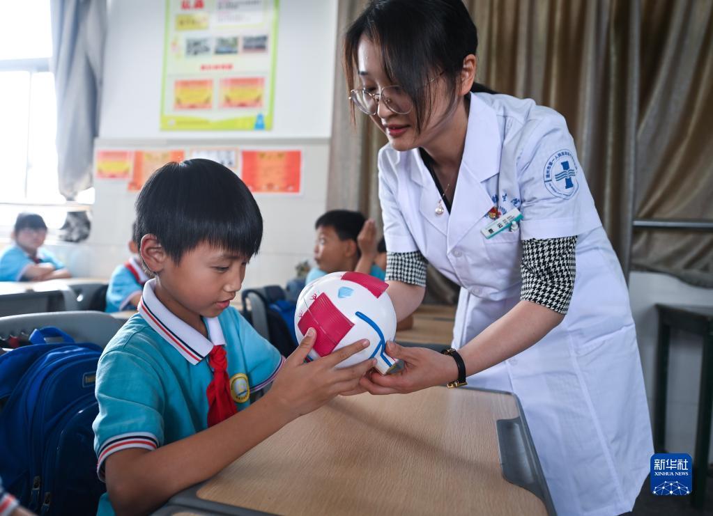 全国爱眼日：关注眼健康[组图]