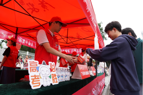 广安120余名志愿者用暖心服务助力高考