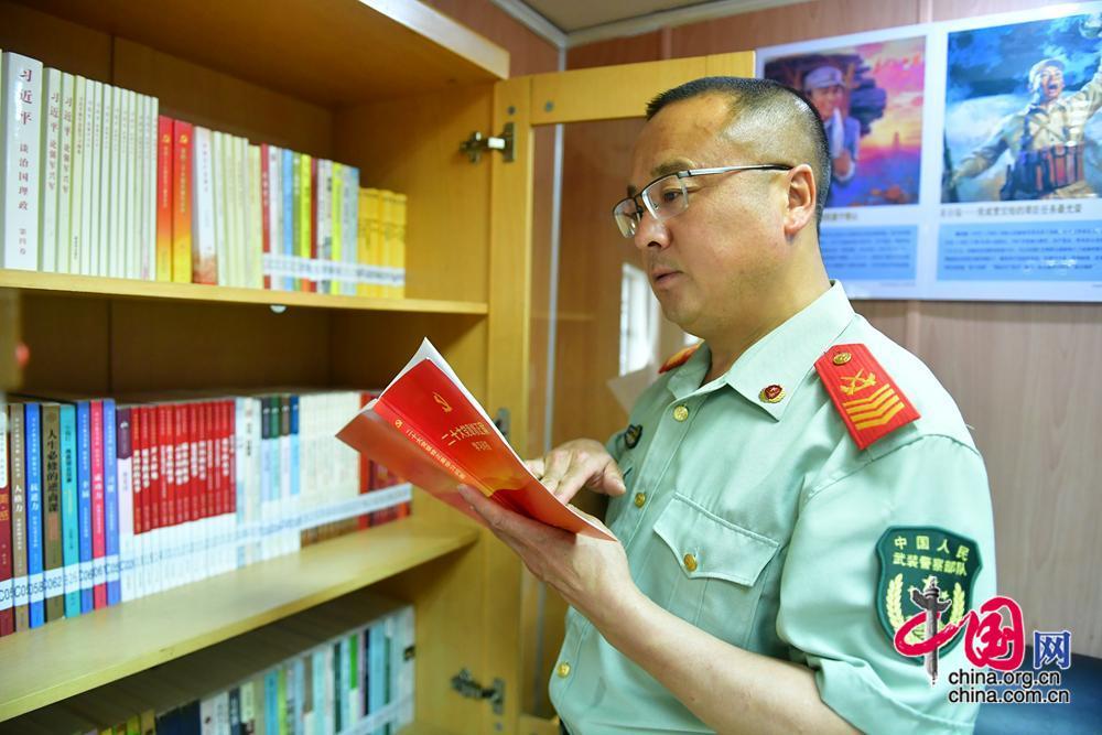 追光播火铸忠诚记武警湖北总队宜昌支队三峡船艇大队一级警士长杨胜奎