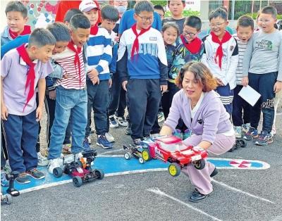 她带学生们“玩”上全国冠军领奖台