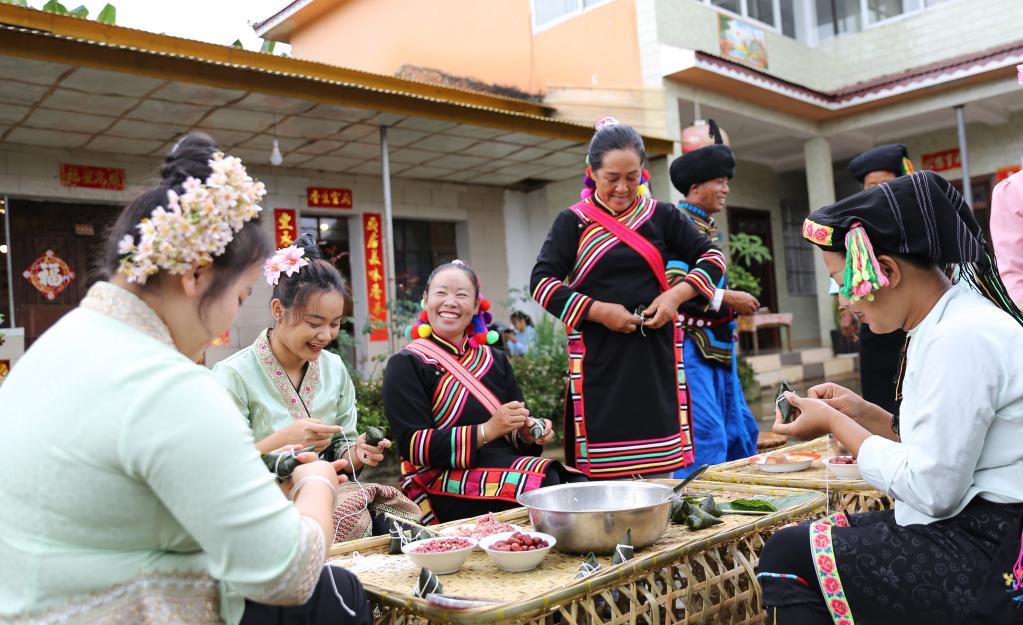 端午节当天,云南省沧源佤族自治县勐角乡勐甘村的佤族,傣族,彝族,拉祜