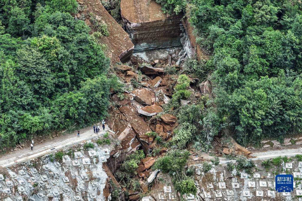 应急管理部派出工作组赶赴湖北宜昌五峰县山体滑坡现场