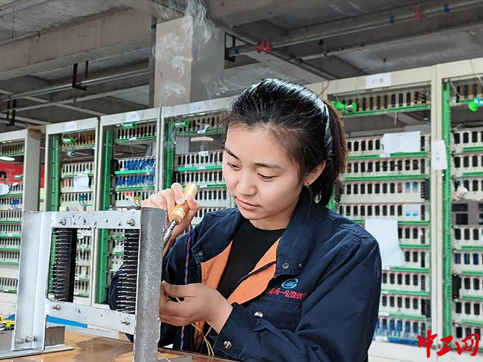 坚守施工一线11年她从普通工人成长为劳模工匠