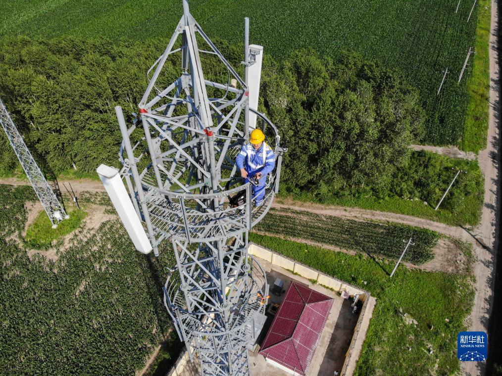 高铁通信工上塔下井保铁路暑运畅通