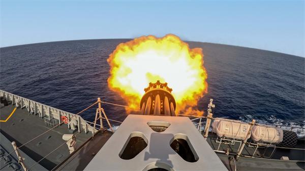 大洋深处砺锋芒——海军第44批护航编队在亚丁湾海域开展实际使用武器训练 