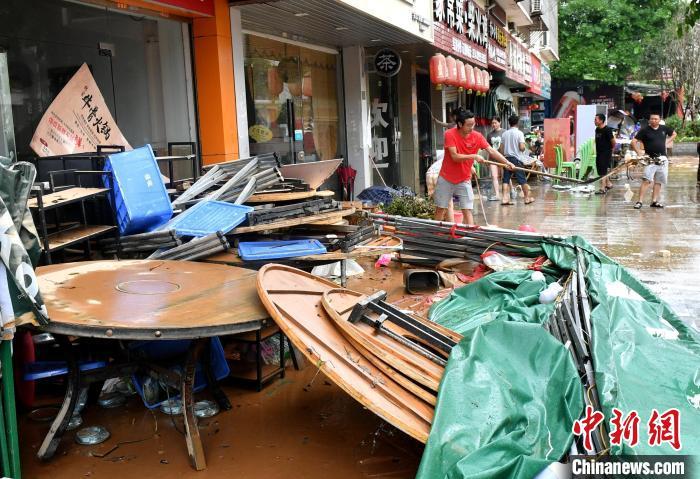 直击防抗台风“杜苏芮”：福州市民开展灾后