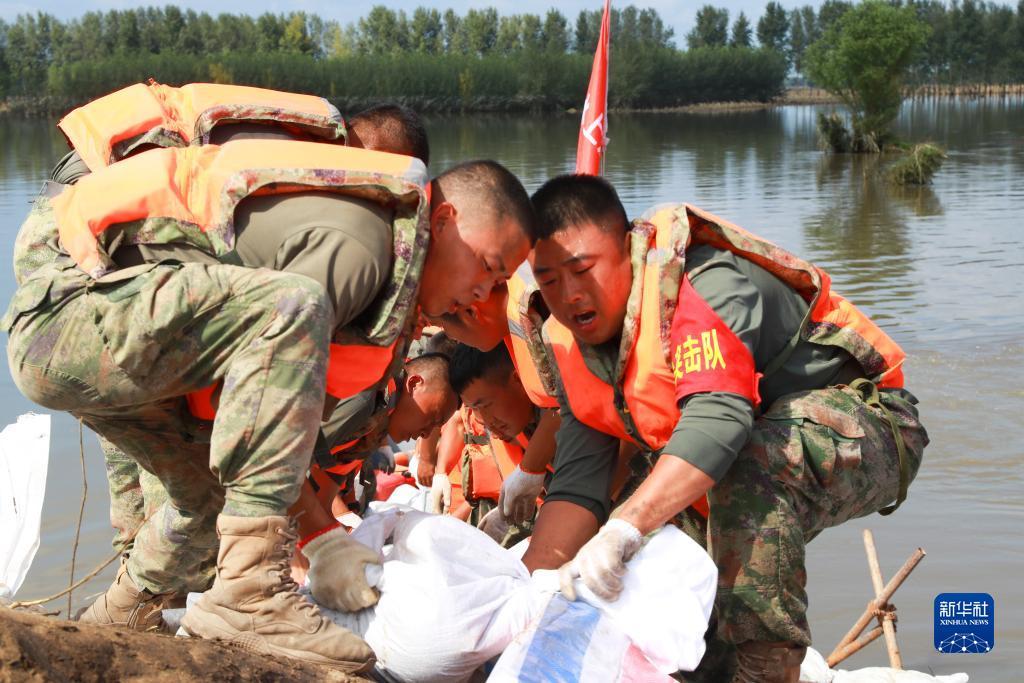 风雨中筑起钢铁长城北部战区陆军任务部队抗洪抢险救灾记事