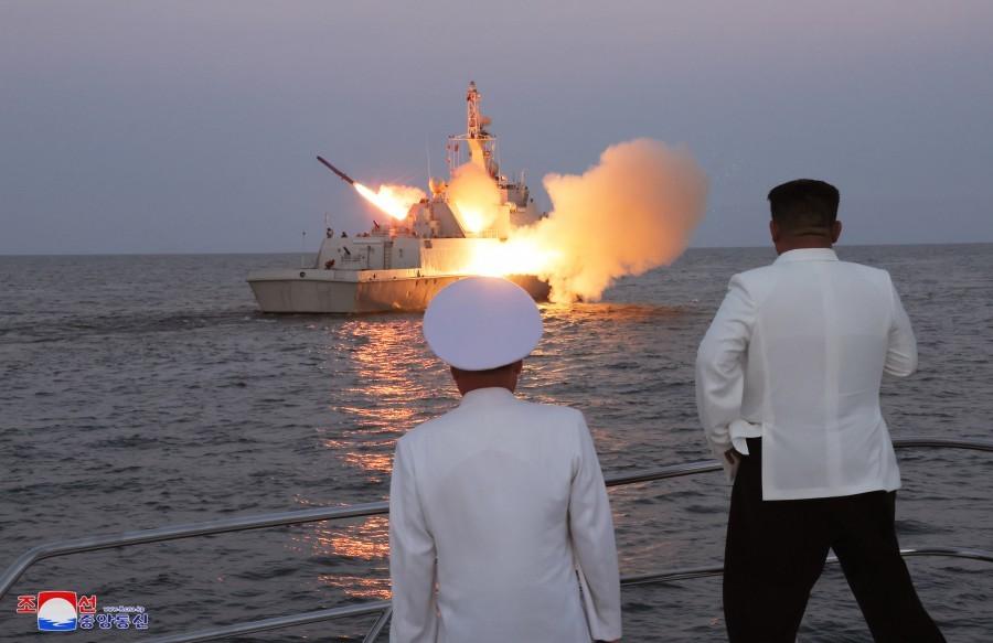 朝鲜公布金正恩视察海军观摩导弹发射训练