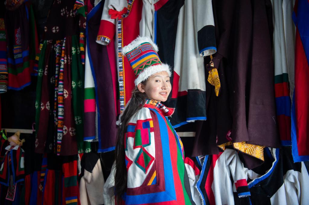 西藏非遗传承人和“五彩彩虹服”双赢彩票(图3)