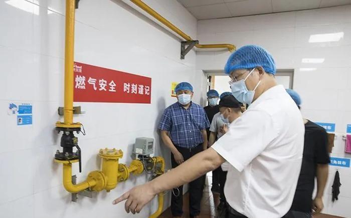 庐江县县长周天斌调研督导庐江二中2023年秋季开学工作