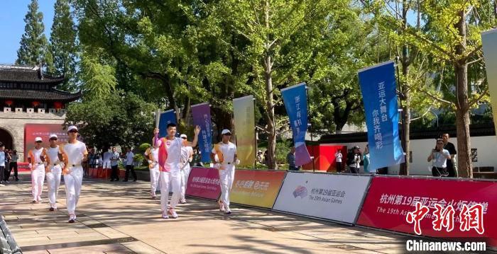 南湖畔起跑 杭州第19届亚运会火炬传递在浙江嘉兴举行