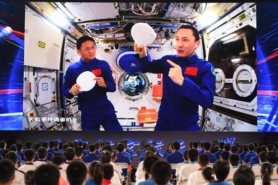 中国航天员在空间站梦天舱首次授课 离地四百公里 播下梦想种子