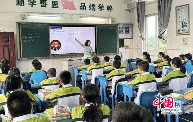 乐山十二中教学相长添动力齐心协力促发展