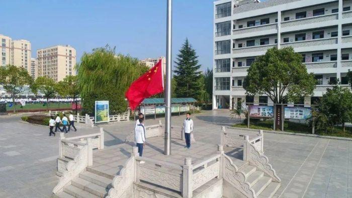 广德市实验中学举行升旗仪式庆祝中华人民共和国成立74周年