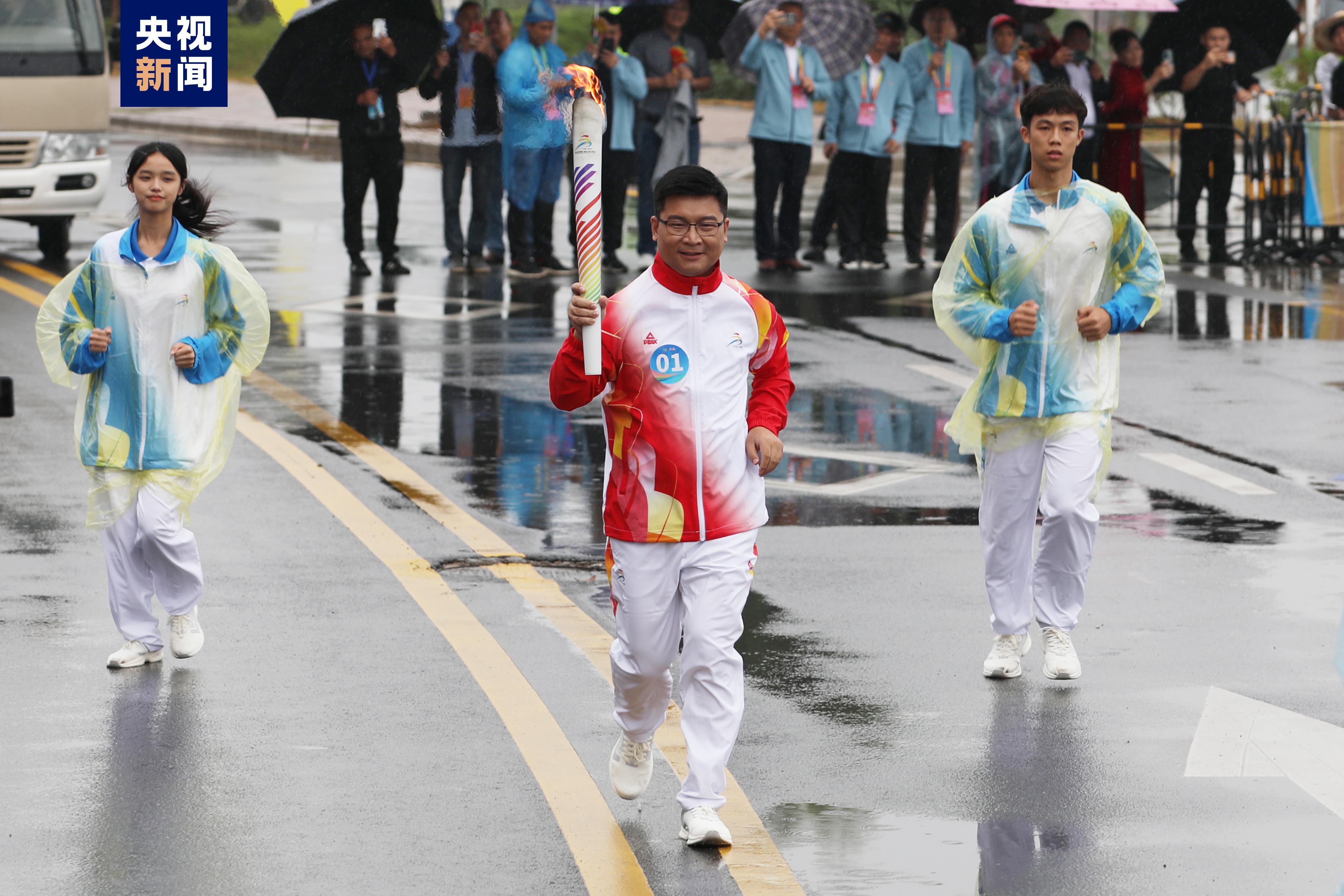 30位火炬手参与 全国首届学青会火炬在广