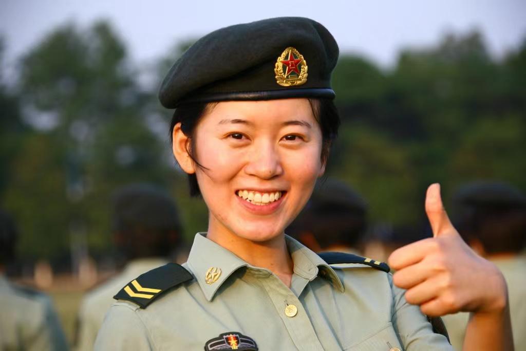 王晓丽当兵时的照片。受访者 供图