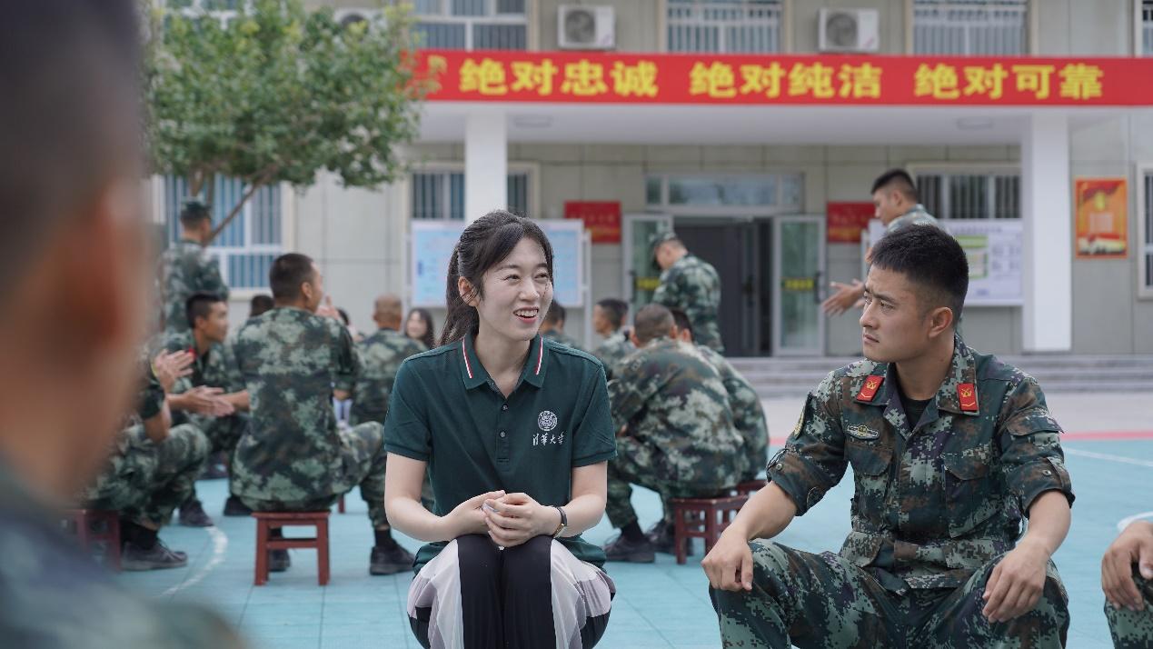 王晓丽带领学生到军营参加社会实践。受访者 供图