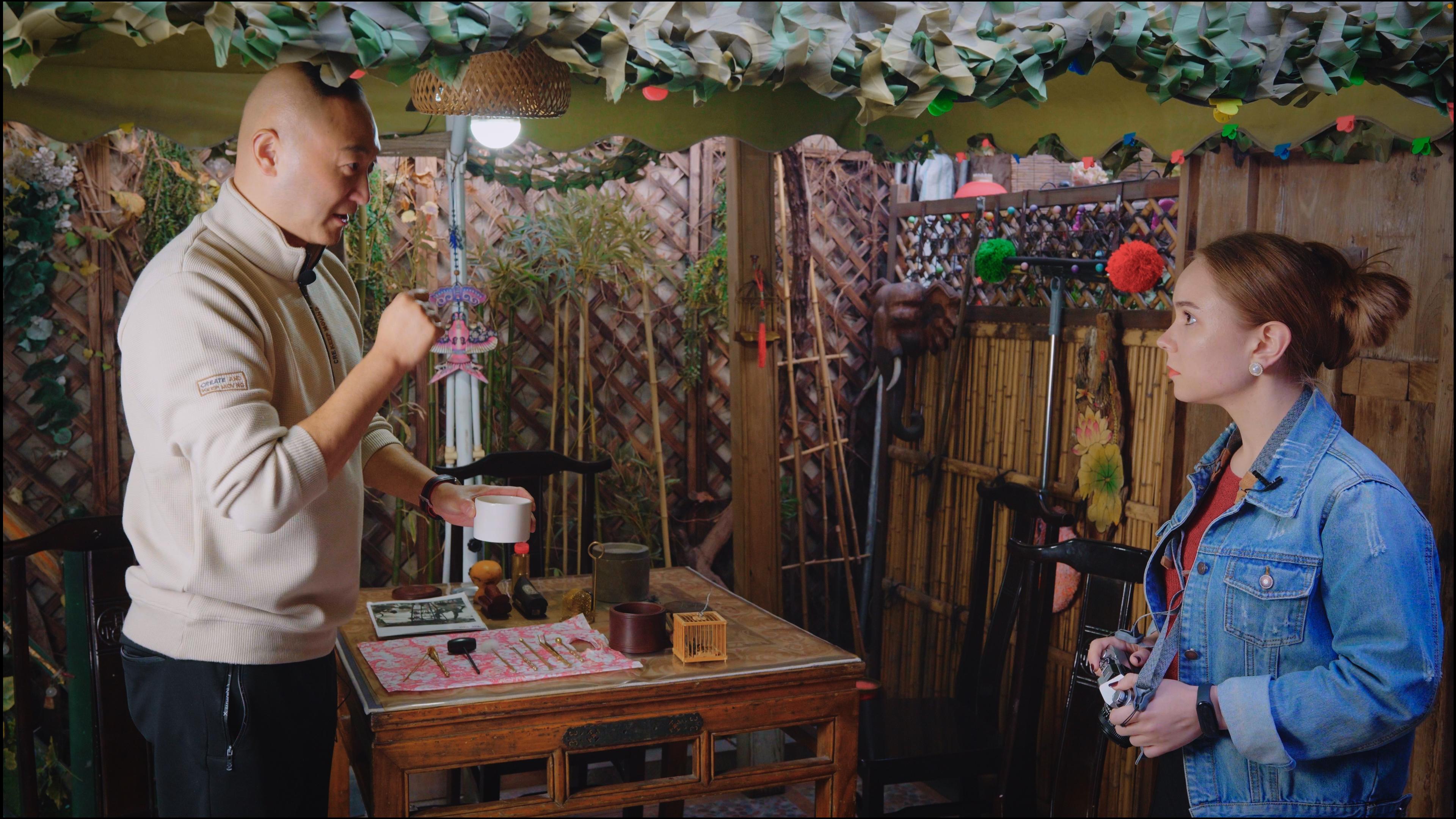 吴上向安格丽娜讲解.jpg 吴上向安格丽娜讲解.jpg