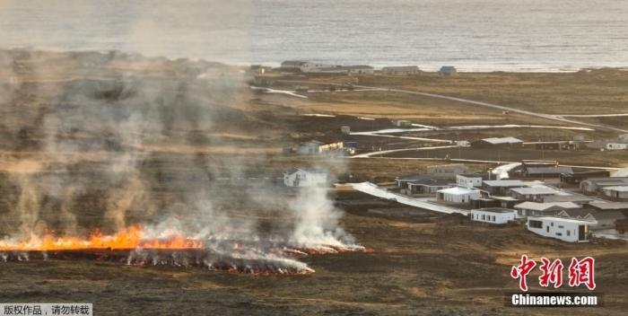 冰岛一火山喷发 熔岩流入附近小镇