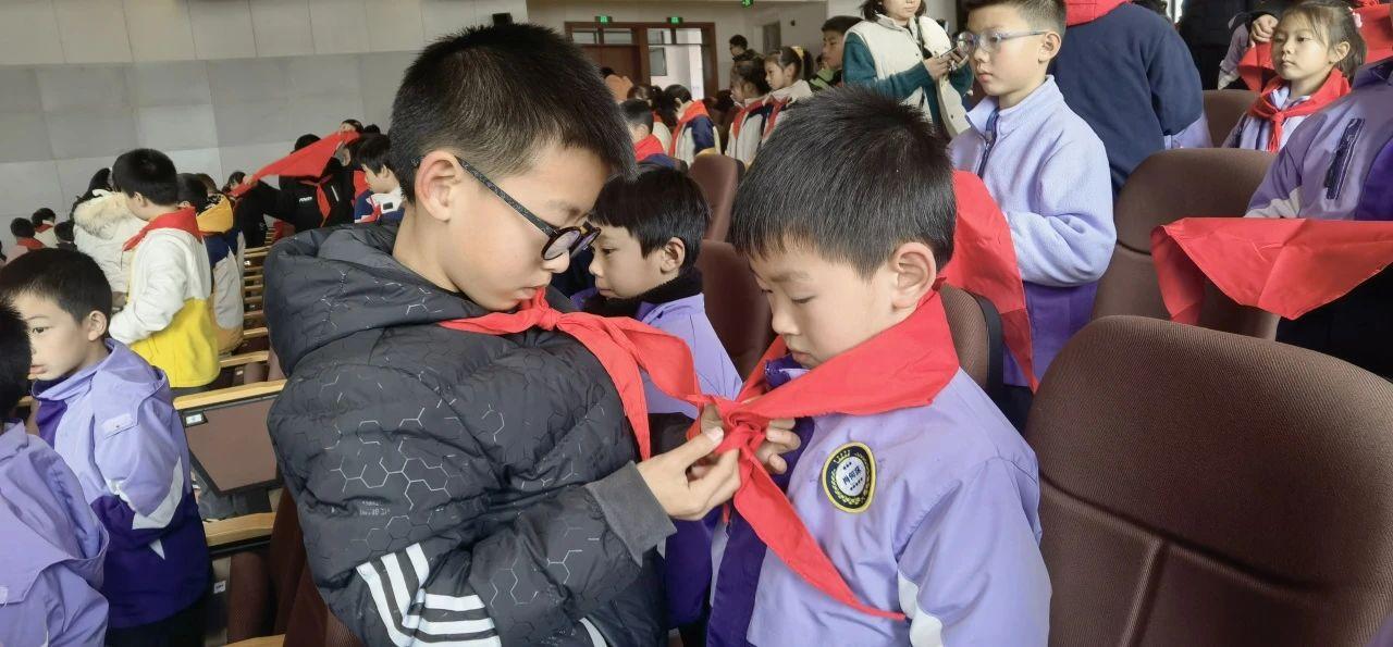 小小红领巾人人心向党成都市三圣小学顺利举行二年级新队员分批入队