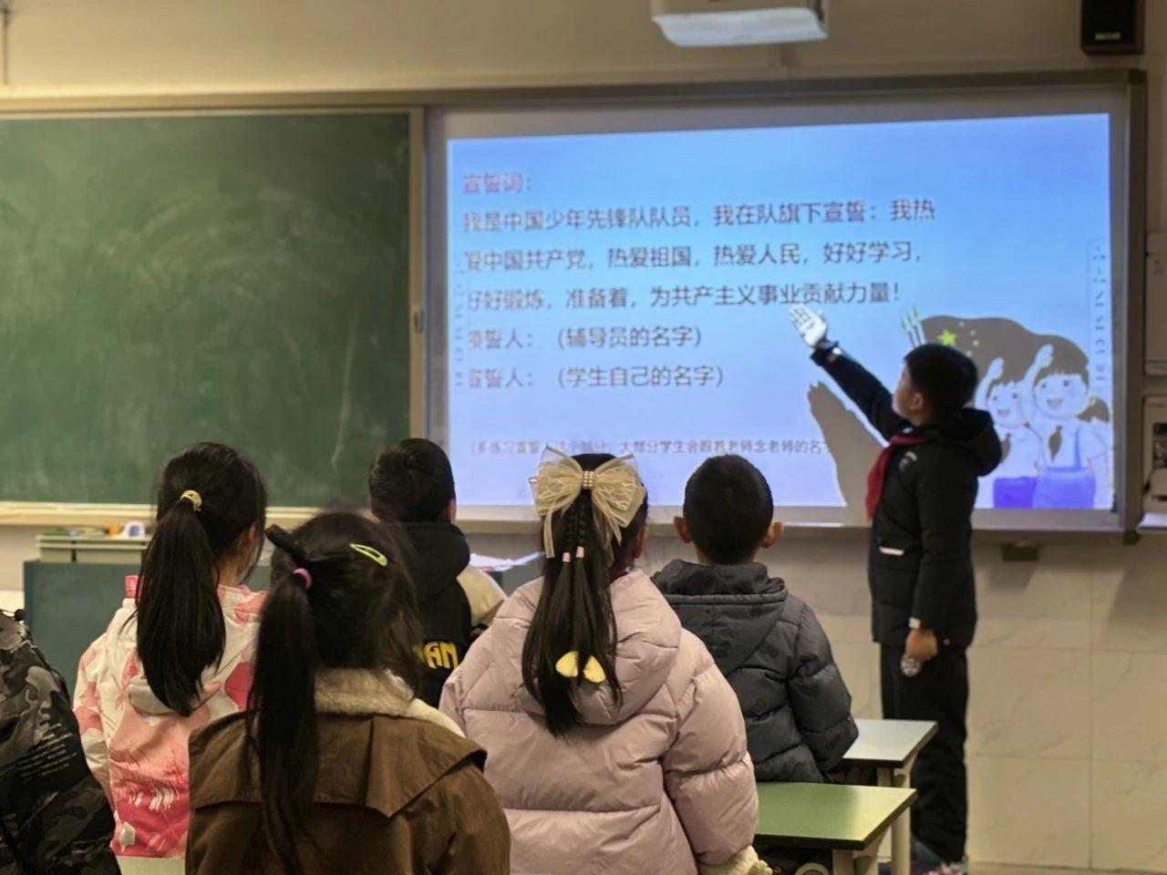 小小红领巾人人心向党成都市三圣小学顺利举行二年级新队员分批入队