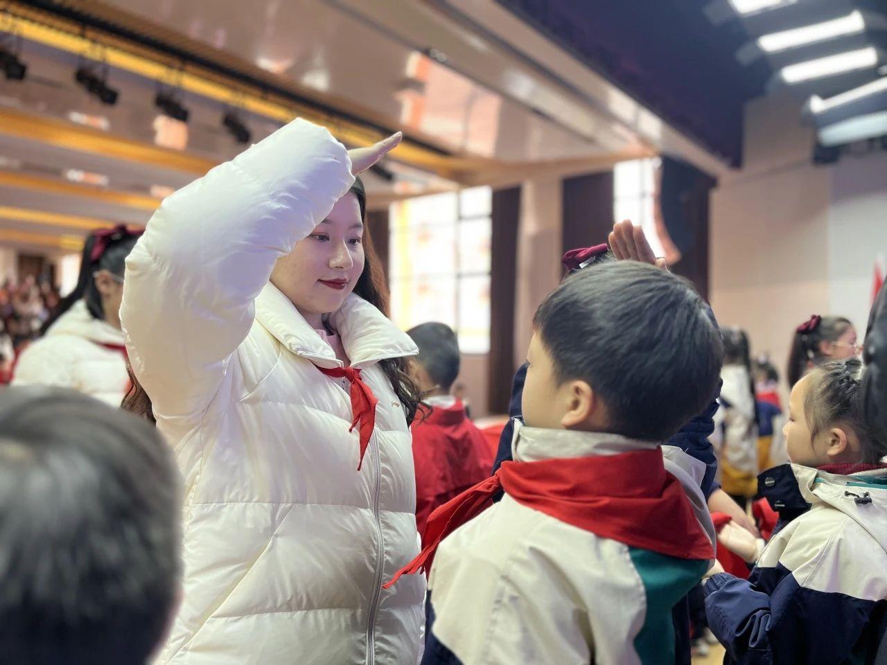 小小红领巾人人心向党成都市三圣小学顺利举行二年级新队员分批入队