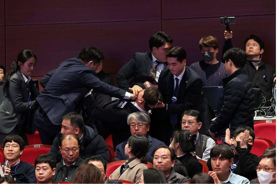 韩总统府回应“在野议员被捂嘴拖走”，称“为总统安全”，网友争议