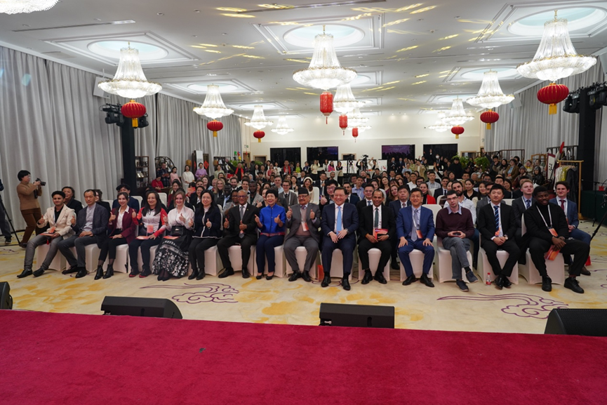 驻华使馆外交官与留学生共同参加新春嘉年华活动