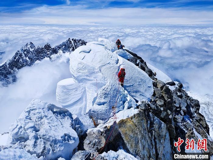 中国首位无氧登顶珠峰女性：为登山“时刻准