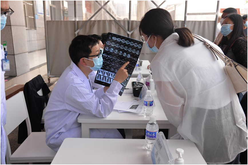 开始,已有不少患者等候在义诊区,攀枝花市第四人民医院党委书记田维新