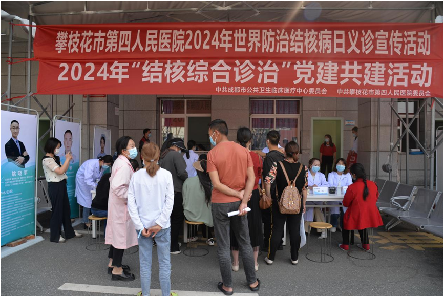 开始,已有不少患者等候在义诊区,攀枝花市第四人民医院党委书记田维新