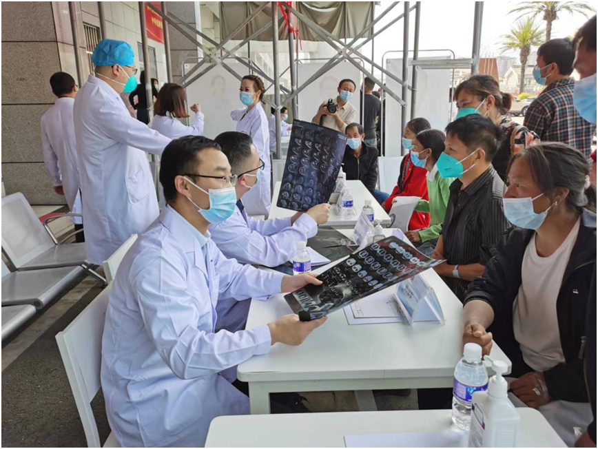 开始,已有不少患者等候在义诊区,攀枝花市第四人民医院党委书记田维新