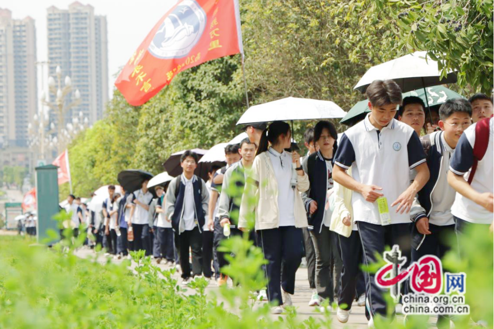 向春天出发四川长宁中学组织学生激情远足